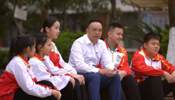 教育领路人——贵港市“名校长”系列访谈之严郁富个人简介